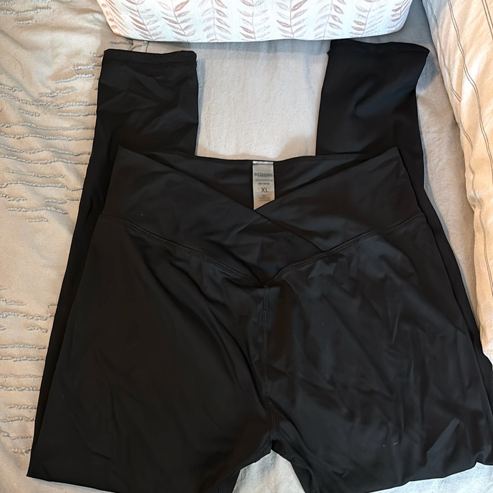 Kittenish by jessie James Decker woman’s XL black leggings